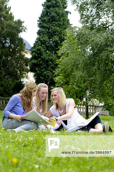 Studenten an der Universität Hohenheim im Schloss-Park Hohenheim  Baden-Württemberg  Deutschland  Europa