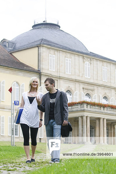 Studenten an der Universität Hohenheim  vor dem Schloss Hohenheim  Hohenheim  Baden-Württemberg  Deutschland  Europa