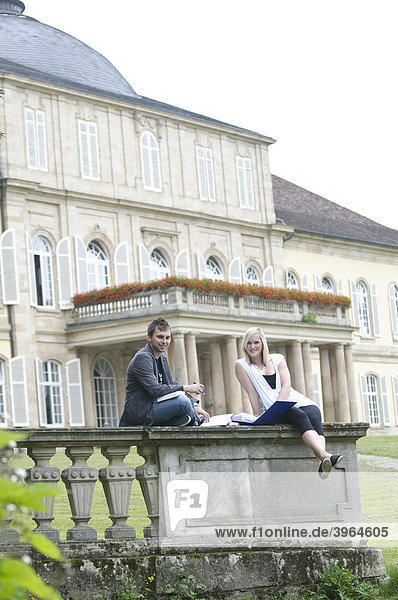 Studenten an der Universität Hohenheim  vor dem Schloss Hohenheim  Hohenheim  Baden-Württemberg  Deutschland  Europa