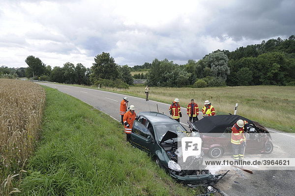 Schwerer Verkehrsunfall  Frontalzusammenstoss zwischen zwei VW Golf auf einer Landstraße  Tiefenbronn  Baden-Württemberg  Deutschland  Europa