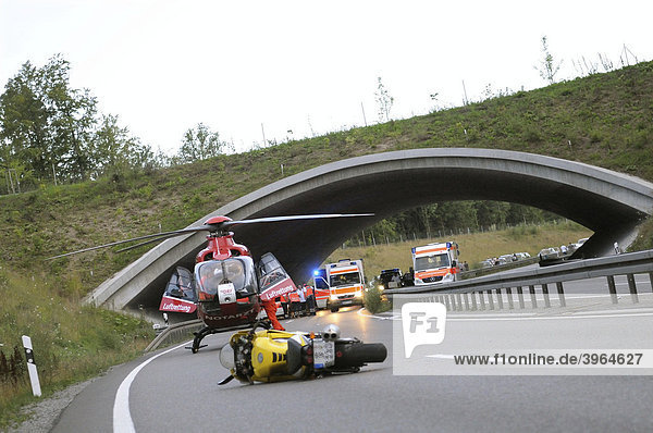 Rettungshubschrauber im Einsatz bei einem schweren Motorrad-Unfall auf der Bundesstraße B 295 zwischen Leonberg und Renningen  Baden-Württemberg  Deutschland  Europa