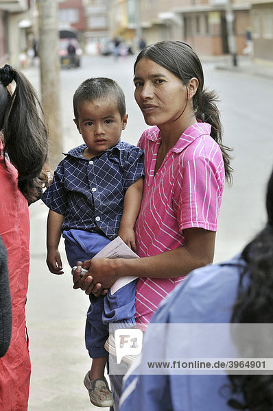 Mutter mit Kind  Bürgerkriegsflüchtlinge  wartet vor der staatlichen Migrationsbehörde auf Unterstützung  Soacha  Bogota  Kolumbien