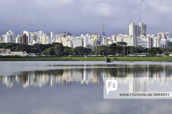 Blick vom Park Parque de Ibirapuera auf die Hochhäuser der Zona Sul  Sao Paulo  Brasilien  Südamerika