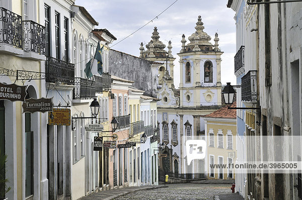 Blick auf den Platz Largo do Pelourinho und Kirche Igreja do Ros·rio dos Pretos  Salvador  Bahia  UNESCO-Welterbe  Brasilien  Südamerika