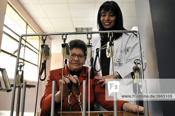 Lepra-Patientin  72 Jahre  bei der Krankengymnastik mit Physiotherapeutin  Bogota  Kolumbien  Südamerika