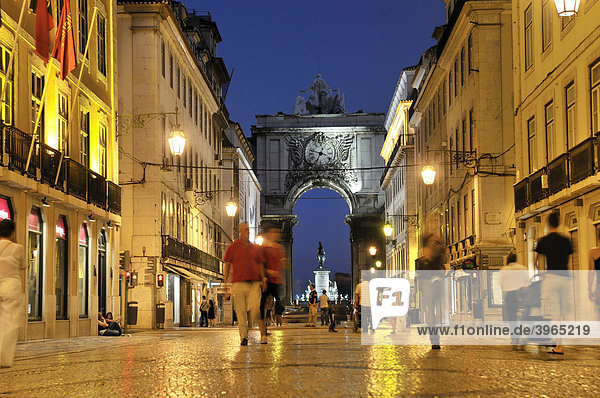 Straße Rua Augusta bei Nacht  Fußgängerzone und Shoppingmeile  Stadtteil Baixa  Lissabon  Portugal  Europa