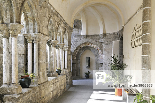 Gothischer Kreuzgang im ehemaligen Franziskaner-Kloster  Evora  UNESCO Welterbe  Alentejo  Portugal  Europa