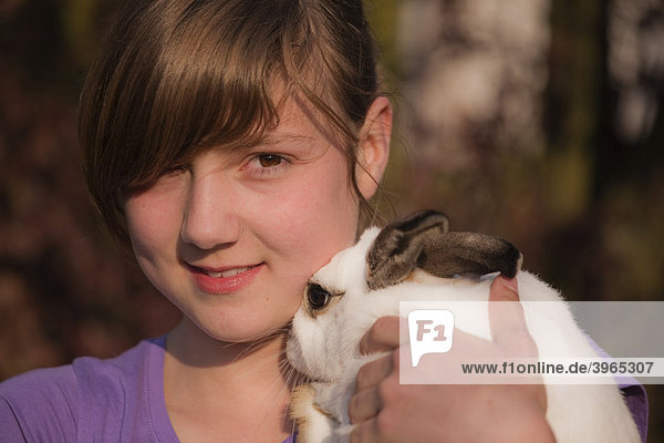Junges Mädchen mit einem Kaninchen