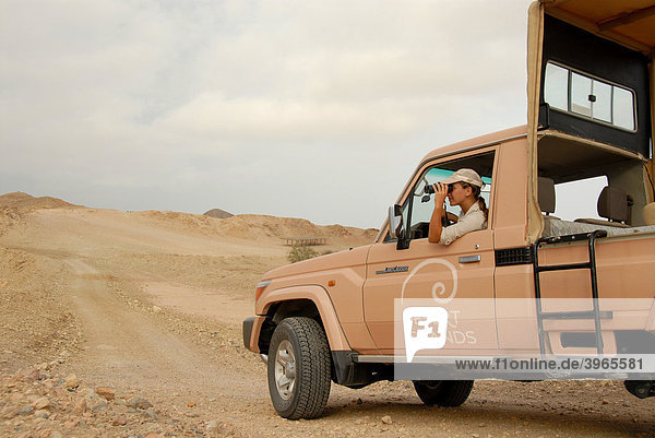 Park-Rangerin bei der Tierbeobachtung auf der Insel Sir Bani Yas  Abu Dhabi  Vereinigte Arabische Emirate  Arabien  Naher Osten  Orient