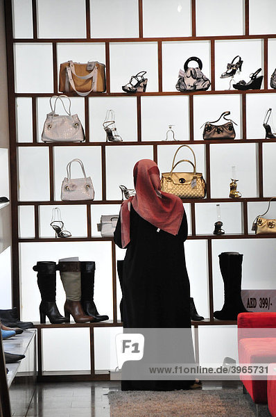 Verschleierte Frau beim Schuhkauf  Ibn Battuta Mall  Shopping-Mall  Dubai  Vereinigte Arabische Emirate  Arabien  Naher Osten  Orient