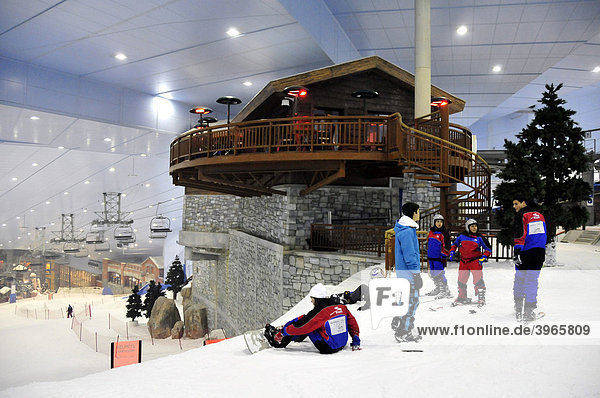 Snowboarders in the Ski Dubai indoor skiing hall in the Mall of the Emirates  Dubai  United Arab Emirates  Arabia  Middle East  Orient