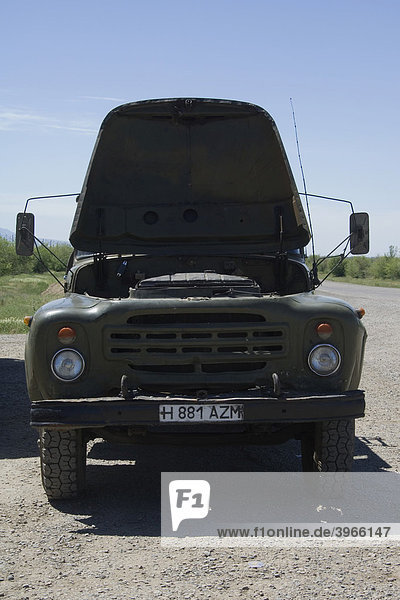 Lastwagen mit offener Motorhaube  Kasachstan