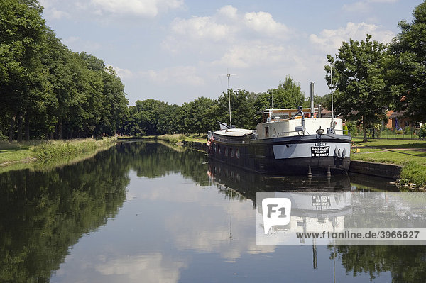 Canal du Centre  Unesco Weltkulturerbe  Lastkahn am Anker  Provinz Hainaut  Belgien
