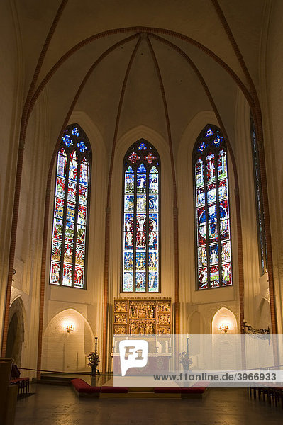 Hauptkirche St. Jacobi  Chorfenster von Charles Crodel mit St. Trinitatis Altar  Hamburg  Deutschland  Europa
