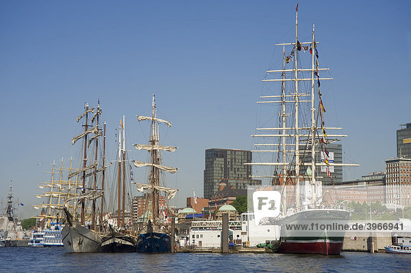 Segelboote während des Hamburger Hafenfests  Hamburg  Deutschland  Europa