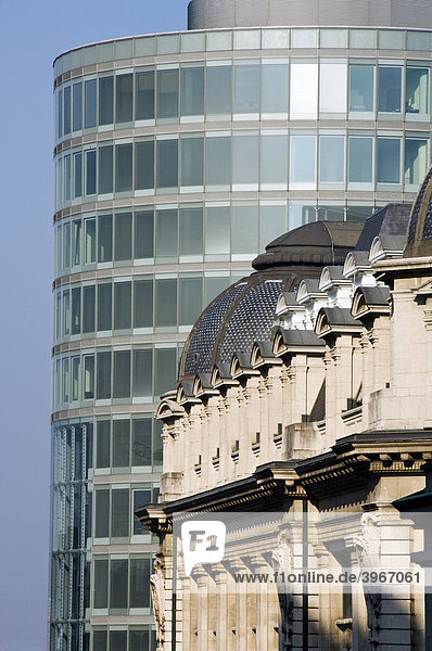 Klassisches Gebäude kontrastiert mit der Glassfassade von einem modernen Bürogebäude  Brüssel  Brabant  Belgien  Europa