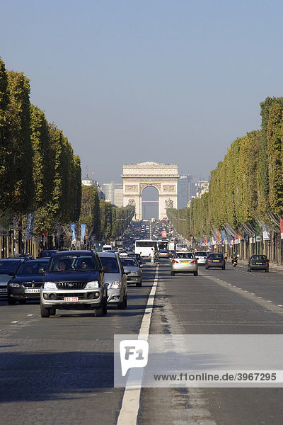 Avenue des Champs ElysÈes und Arc de Triomphe  Paris  France  Frankreich  Europa