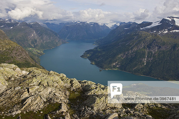 Blick vom Berggipfel auf den See Stryn  Strynvatnet  Norwegen  Skandinavien  Europa