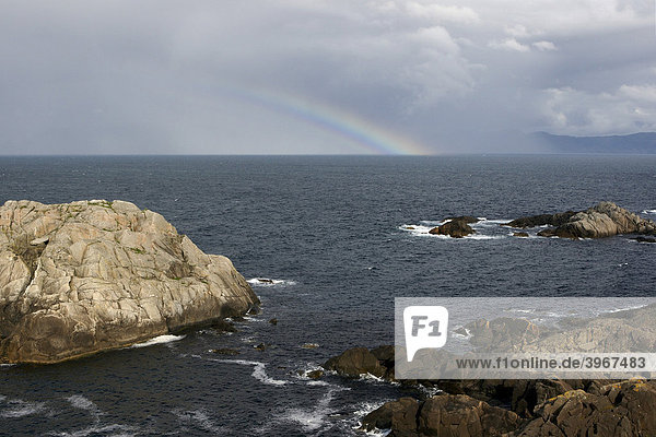 Regenbogen vor der norwegischen Küste  Klippen  Vagsoy  Norwegen  Skandinavien  Europa