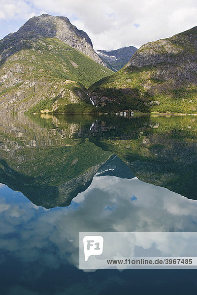 See Stryn  Strynvatnet  Berge  Reflexion im Wasser  Norwegen  Skandinavien  Europa