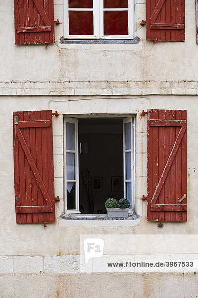 Hausfassade mit Fensterläden  Bayonne  Aquitaine  Frankreich  Europa