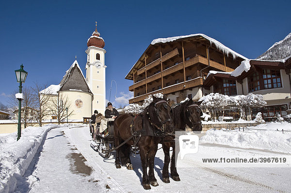 Pferdekutsche vor Kirche und Posthotel  Achenkirch  Tirol  Österreich