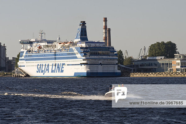Motorboot vor Fährschiff auf Daugava  Riga  Lettland  Baltikum
