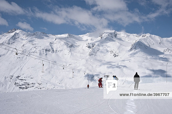 Ski run with skiers  Skiresort Obergurgl  Hochgurgl  Oetztal Valley  Tyrol  Austria