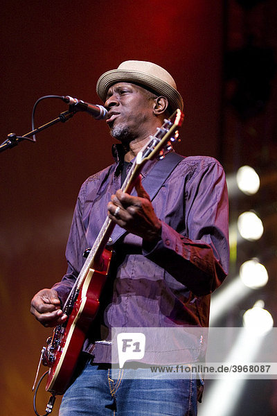 Keb' Mo'  US-American blues singer  guitarist and songwriter  live at the Blue Balls Festival in the concert hall of the KKL Lucerne  Switzerland