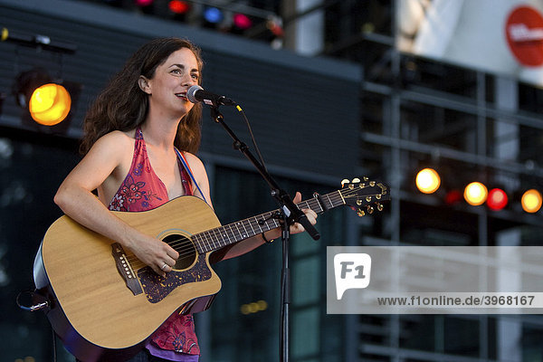 Die US-deutsche Singer und Songwriterin Tess Wiley live beim Blue Balls Festival KKL Plaza in Luzern  Schweiz