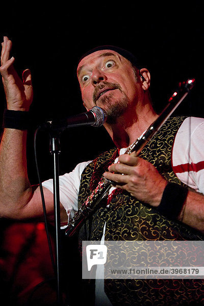 Der britische Multi-Instrumentalist und Sänger Ian Anderson  Jethro Tull  live beim Blue Balls Festival im KKL Luzerner Saal Luzern  Schweiz