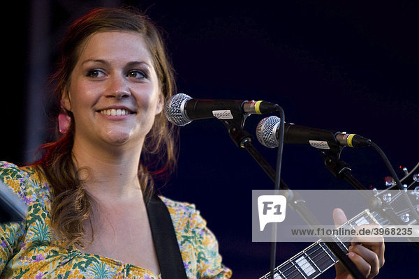 Die Schweizer Singer- und Songwritern Priska Zemp alias Heidi Happy live beim Blue Balls Festival Pavillon am See in Luzern  Schweiz
