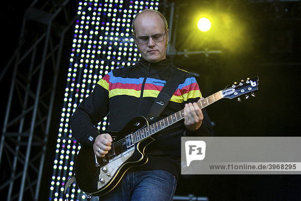 Jean-Michel Tourette  Gitarrist der deutschen Pop-Rockband Wir sind Helden live beim Heitere Open Air in Zofingen  Schweiz