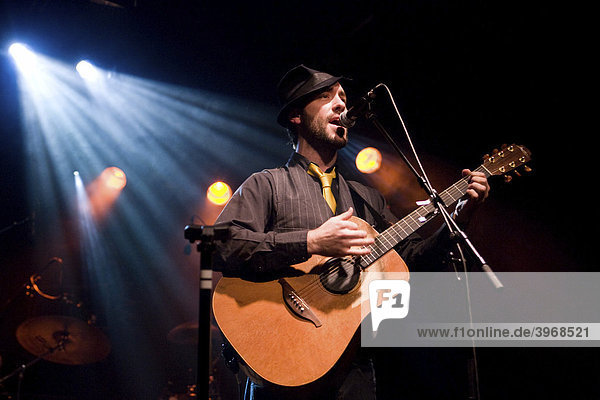 Der britische Singer und Songwriter Charlie Winston live mit Band in der Schüür Luzern  Schweiz