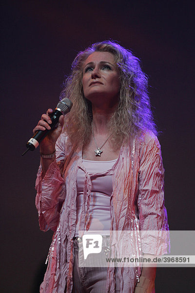 Die deutsche Schlagersängerin Nicole live bei der Schlager-Nacht in der Festhalle Allmend  Luzern  Schweiz