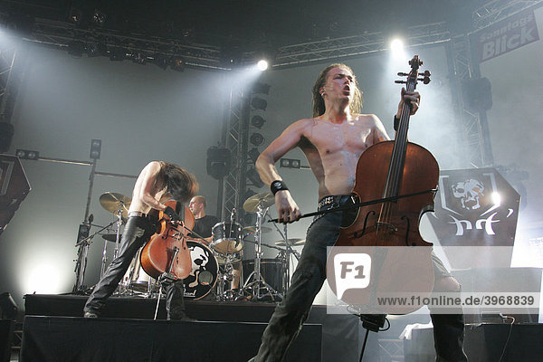 Die finnische Musikgruppe Apocalyptica live beim Blue Balls Festival im Luzerner Saal des KKL Luzern  Schweiz