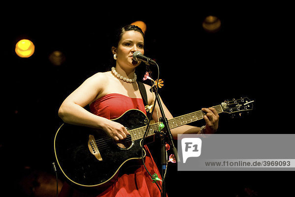Die Schweizer Musikerin Irene Hodel alias Frölein Da Capo live in der Schüür Luzern  Schweiz