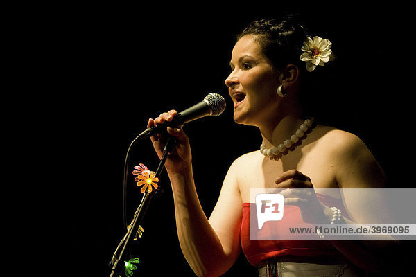 Die Schweizer Musikerin Irene Hodel alias Frölein Da Capo live in der Schüür Luzern  Schweiz