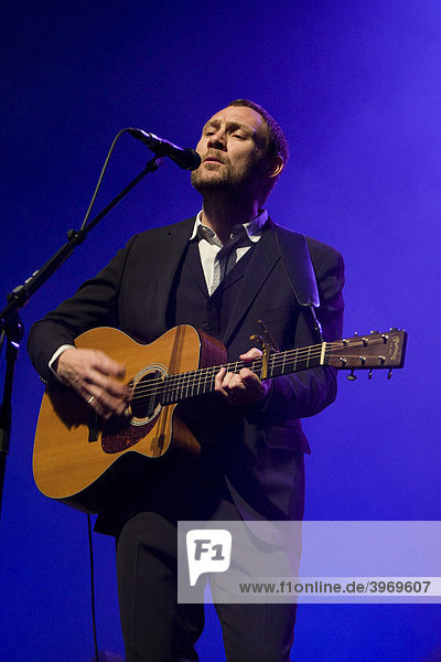 Der britische Singer und Songwriter David Gray live beim Blue Balls Festival im Konzertsaal des KKL in Luzern  Schweiz