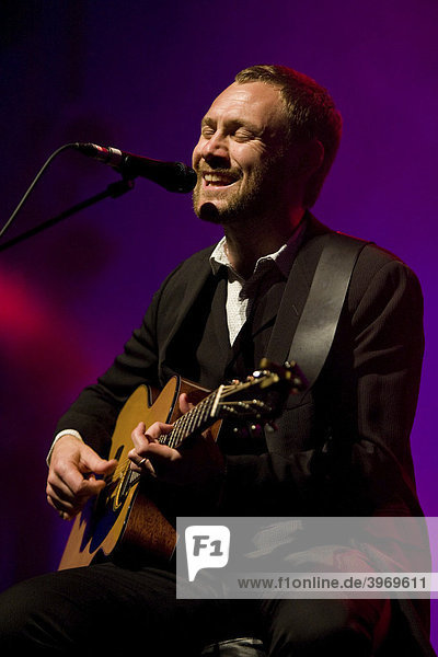 Der britische Singer und Songwriter David Gray live beim Blue Balls Festival im Konzertsaal des KKL in Luzern  Schweiz