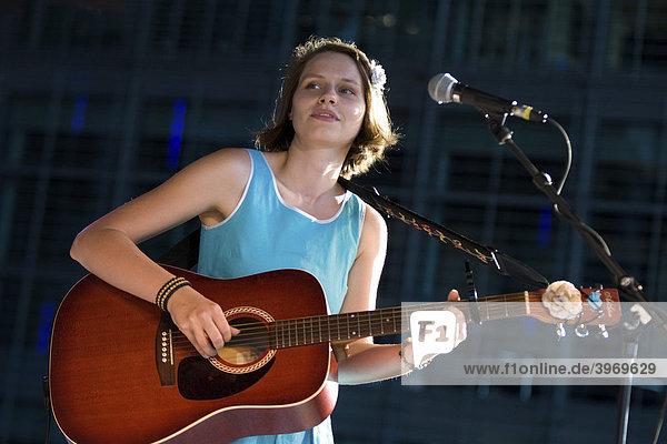 Die deutsche Singer-Songwriterin K.C. McKanzie live beim Blue Balls Festival vor dem KKL Plaza in Luzern  Schweiz