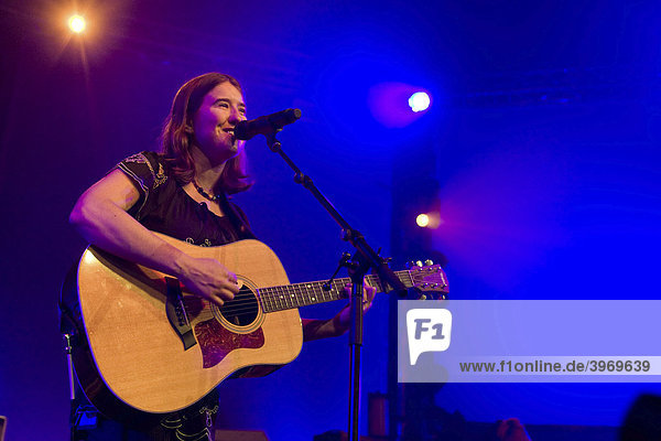 Die US Singer-Songwriterin Anna Coogan live beim Blue Balls Festival im Luzernersaal des KKL in Luzern  Schweiz
