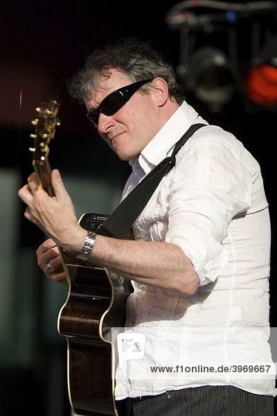 Der irische Singer und Songwriter Alan Burke live beim Blue Balls Festival vor dem KKL Plaza in Luzern  Schweiz
