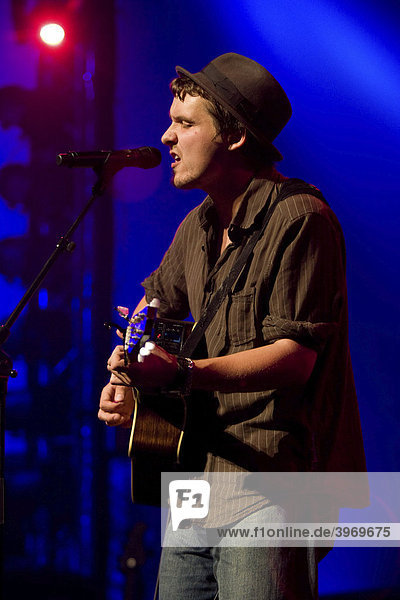 Der britische Singer und Songwriter Sean Taylor live beim Blue Balls Festival im Luzernersaal des KKL in Luzern  Schweiz
