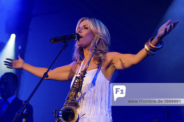 Die niederländische Saxophonistin Candy Dulfer live beim Blue Balls Festival im Luzernersaal des KKL in Luzern  Schweiz