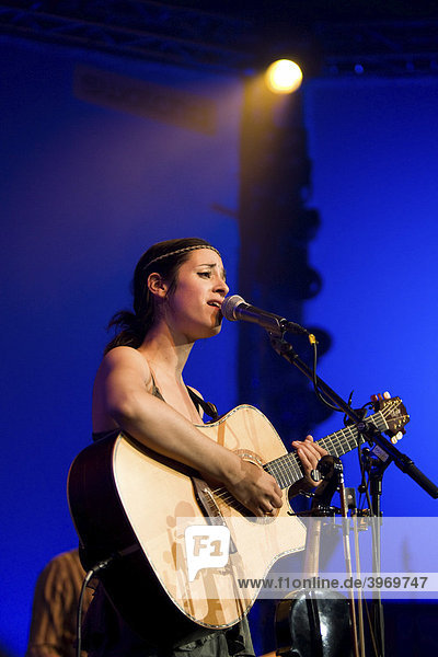 Die deutsche Sängerin und Musikerin Graziella Schazad live beim Blue Balls Festival im Luzernersaal des KKL in Luzern  Schweiz