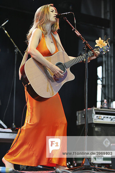 Die US-amerikanische Singer-Songwriterin Heather Nova  live beim Outside Festival in Dielsdorf  Zürich  Schweiz