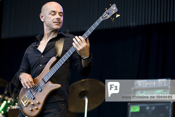 Bassist Steve Kinch von der britischen Musikgruppe Manfred Mann's Earth Band live bei der Magic Night auf dem Heitere in Zofingen  Schweiz
