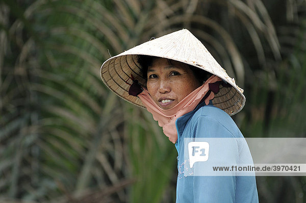 Vietnamesische Frau mit traditionellem Hut  Kegelhut aus Palmenblättern  Can Tho  Mekongdelta  Vietnam  Südostasien
