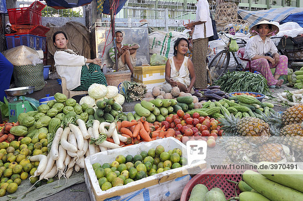 Marktfrauen an einem Marktstand mit Obst und Gemüse  Fischmarkt  Vinh Long  Mekongdelta  Vietnam  Asien